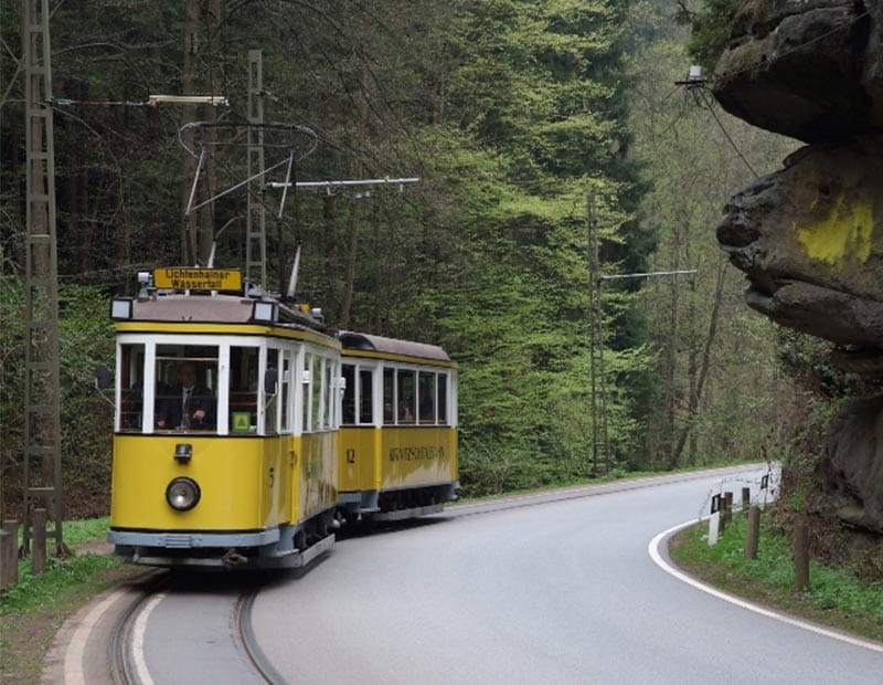 Bad Schandau, Schrammsteine, venkovní výtah, historická tramvaj údolím řeky Křinice